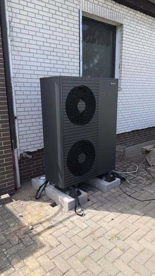 Vaillant aroTHERM plus Wärmepumpe in Schwarz, Außeneinheit, installiert in Kassel